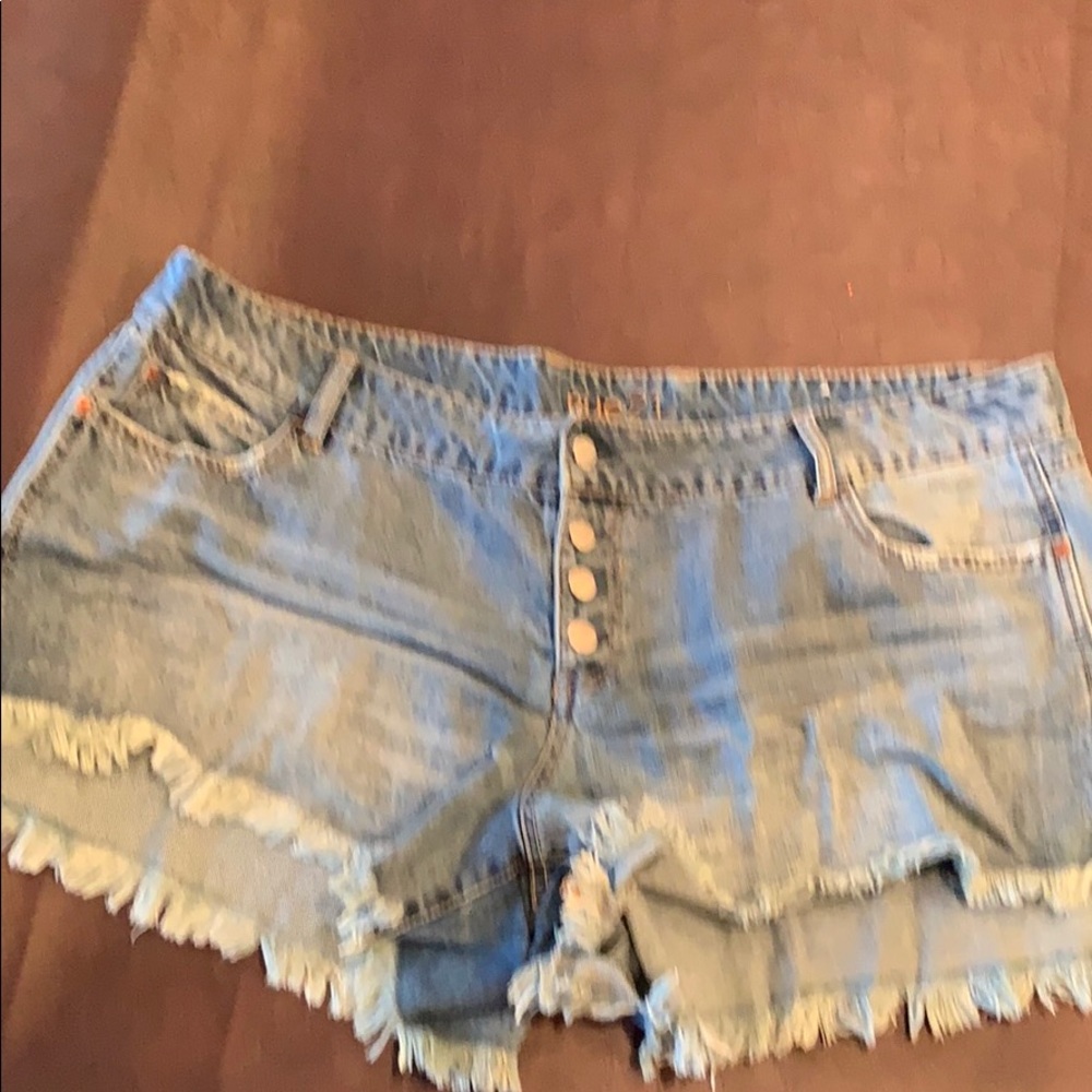 Super cute distressed Rue 21 jean shorts size 18